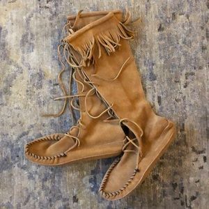MINNETONKA knee-high lace-up tan moccasins size 7